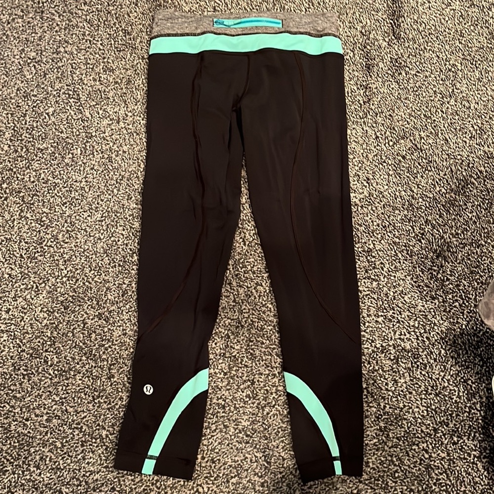 Lululemon size 4 crop pants - Picture 2 of 4